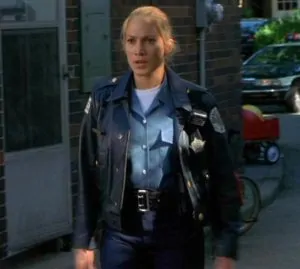 Jaket kulit polisi wanita